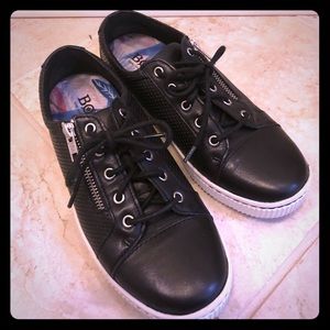 Black flat sneakers, zipper detail